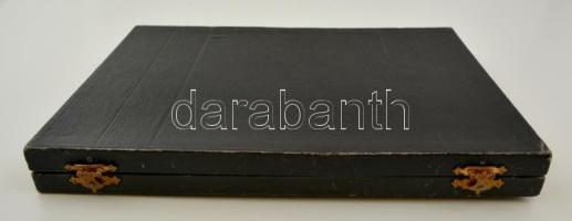 Kis írószer tétel: tollak, tollszárak, tollbetétek, radírok, ecsetek, stb., tartóban, jó állapotban