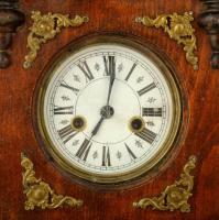 XIX. század vége: Falióra. 8 napos, ingás szerkezettel, rugóhuzamú, öntött ingával. Feles ütős, jó á...