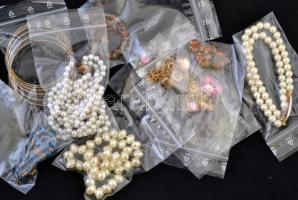 24 db szép állapotú, dekoratív bizsu(nyakláncok, karkötők) fa dobozban, 21x17x7 cm