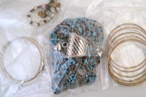 24 db szép állapotú, dekoratív bizsu(nyakláncok, karkötők) fa dobozban, 21x17x7 cm