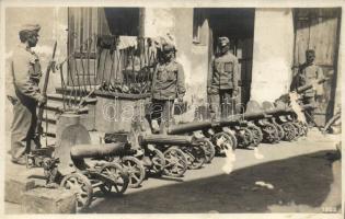 1915 Eroberte russische Maschinengewehre in einer Sammelstelle. Originalfoto F. J. Marik / K.u.K. WWI captured Russian machine guns