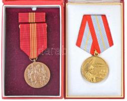Szovjetunió 1978. 60 éves a Szovjet Fegyveres Erők sárgaréz kitüntetés mellszalagon, eredeti tokban (32mm) + Csehszlovákia 1985. A Szovjet Hadsereg 40. éve szabadította fel Csehszlovákiát Br kitüntetés mellszalagon, szalagsávval, eredeti tokban (31mm) T:2 Soviet Union 1978. 60 Years of the Armed Forces of the USSR medal with ribbon, in original case (32mm) + Czechoslovakia 1985. Fortieth Anniversary of the Liberation of Czechoslovakia by the Soviet Army Br decoration with ribbon and thin ribbon, in original case (31mm) C:XF