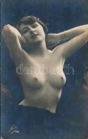 cca 1920 Vágy, műtermi akt, finoman erotikus fotó, Léa 82, 13.5x8 cm/ cca 1920 Erotic photo, 13.5x8 cm.