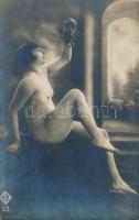 cca 1920 Szüret, műtermi akt, finoman erotikus fotólap, 13.5x8.5 cm./cca 1920 Erotic photo, 13.5x8.5 cm.