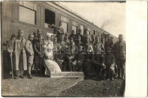 1916 Magyar Vöröskeresztegylet 16. számú Kórházvonata, katonák és nővérek csoportképe / K.u.K. Red Cross military train Nr. 16., soldiers and nurses group photo