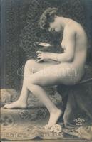 cca 1920 Áldozat, műtermi akt, finoman erotikus fotó, 13.5x8.5 cm. cm./cca 1920 Erotic photo, 13.5x8.5 cm.