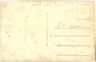 Budapest, szemétszállítók munka közben, csengővel jelezve az érkezésüket. photo (lyuk / pinhole)