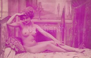 cca 1920 Hölgy a szalonból, műtermi akt, finoman erotikus fotó, Léa Paris, 8.5x13.5 cm./cca 1920 Erotic photo, 8.5x13.5 cm.