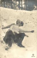 Szánkózó pár télen / sledding couple in winter (EK)
