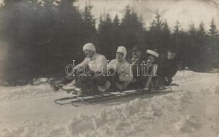 ~1910 Öten egy kormányozható bobszánban télen / Five people controllable bobsleigh, photo