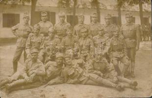 1918 Katonák csoportképe, fotó, hátulján feliratozva, 9×14 cm