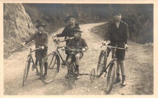 IV. Károly és Zita fiú gyermekei kerékpárokkal és triciklivel / Sons of Charles IV and Zita with bicycles and tricycle, Heinrich Schuhmann photo