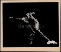 cca 1970 Megölt ölelések, színházi előadás fotója, Pécs, kartonra kasírozva, 24x30 cm.