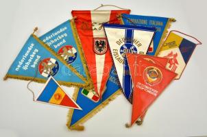 cca 1970 10 db, 3 db párban, külföldi jég sport szövetségek zászlói ( szovjet német, román, olasz) / Sports flags kb 24-48 cm