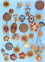 33db-os kitüntetés és jelvény miniatűr tétel, közte "Munka Érdemrend bronz fokozat", "Élenjáró Katona", "Sztahanovista" T:1--2