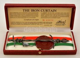 1989 Szögesdrót darab az osztrák-magyar határon húzódó vasfüggönyből (No.020158), 14×5,5 cm, tanúsítvánnyal./ Piece of barbed wire from the Iron Curtain (No. 020158), once along the Hungarian-Austrian border, with certification.