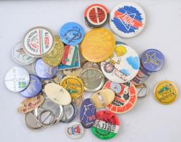 56db-os vegyes plasztik és fém jelvény és kitűző tétel T:vegyes