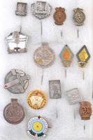 37db-os vegyes jelvény és kitűző tétel, közte "Balesetmentes Bányamunkás", "József Attila Olvasó Mozgalom", "A Magyar Sportoló Ifjúság Szabadság-Ünnepe 1948", "Társadalmi Munkáért - Debrecen V. Tanács" T:1--2