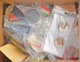 Kis doboznyi vegyes jelvény, kitűző, sportérem és emlékérem tétel, főleg a szocialista időszakból T:vegyes