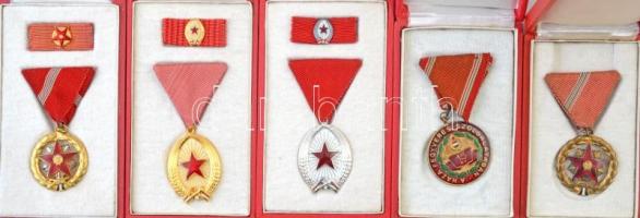 14db-os vegyes kitüntetés és jelvény tétel a szocialista korszakból, közte 1954. "Munka Érdemrend" arany és ezüst fokozata, aranyozott és ezüstözött Br kitüntetés, mindkettő mellszalagon, miniatűrrel és szalagsávval, 1957. "Szolgálati Érdemérem" zománcozott, ezüstözött Br kitüntetés mellszalagon, 1964. "Kiváló Szolgálatért Érdemrend" aranyozott, zománcozott Br kitüntetés, mellszalagon, miniatűrrel és szalagsávval. Minden darab tokban T:1-,2,2-