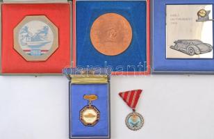 15db-os vegyes, főként magyar plakett, kitüntetés és jelvény tétel, közte 1957. "Vörös Csillag Érdemrend" aranyozott, zománcozott Br kitüntetés mellszalagon, sérült zománccal, 1959. "Jó Munkáért - Magyar Autóklub" Br plakett, 1985. "MN Köponti Katonai Kórház 1945-1985." ezüstözött Br plakett "Éremművészeti kiadó (?) váll. IDEA" gyártói jelzéssel, DN "10 éves Önkéntes Rendőri Szolgálatért" zománcozott, ezüstözött fém jelvény. Minden tétel tokban. T:1-2-