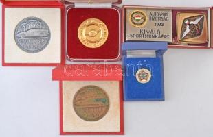 15db-os vegyes, főként magyar plakett, kitüntetés és jelvény tétel, közte 1957. "Vörös Csillag ...