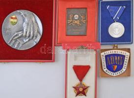15db-os vegyes, főként magyar plakett, kitüntetés és jelvény tétel, közte 1957. "Vörös Csillag ...