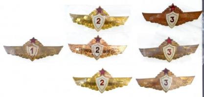 Szovjetunió DN Páncélgépkocsi vezető 1.,2., és 3. fokozata aranyozott és zománcozott jelvények (7x) T:2 Soviet Union ND Armored car driver 1st, 2nd and 3rd class gold plated and enamelled badges (7x) C:XF
