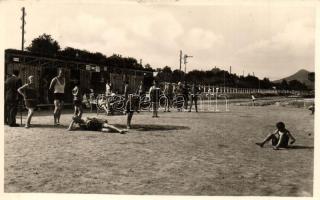 Badacsonytomaj, strand korabeli fürdőruhás emberekkel