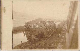 1917 Marosvásárhely, Targu Mures; A P. K. 59-es mozdony egyik összetört kocsija, vasúti szerencsétlenség, sínek / rail accident, crashed locomotive, train car wreck, photo (fa)