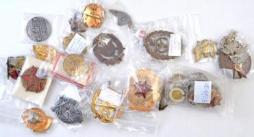 Zacskónyi vegyes magyar és külföldi, főleg militária témájú tétel, benne 1955. "Díszszemle" zománcozott jelvény, Szovjetunió ~1970-1980. "Gárda jelvény" zománcozott jelvény, közte még több nemzet hadseregének replika jelvényei T:vegyes