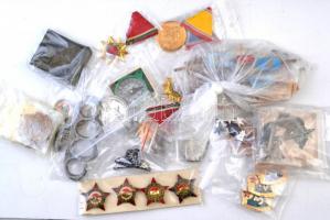 Kis doboznyi vegyes magyar és külföldi főleg militária témájú tétel, benne sapkajelvények, különböző fegyvernemi osztályos jelvények, munkásőr jelvények, övcsat, iránytű, alumínium boxer T:vegyes