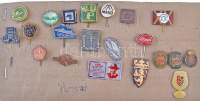 85db-os vegyes, nagyrészt horvát jelvény és kitűző tétel, közte "Labud Zagreb" (6xklf), "Marija Bistrica", "Pionir Subotica" T:2,2- 85pcs of various, mainly Croatian badges and pins, including "Labud Zagreb" (6xdiff), "Marija Bistrica", "Pionir Subotica" C:XF,VF