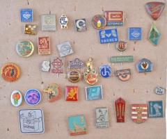 85db-os vegyes, nagyrészt horvát jelvény és kitűző tétel, közte "Labud Zagreb" (6xklf), &q...