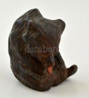 Mosakodó medve, fából faragott figura, sérült, m: 8 cm