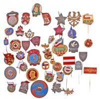 42db-os vegyes külföldi jelvény tétel, érdekesebb darabokkal, közte bolgár, kínai, lengyel és szovje...