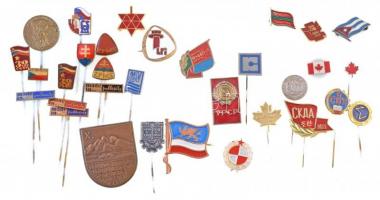 72db-os vegyes külföldi jelvény tétel, érdekesebb darabokkal, közte csehszlovák, mongol, román darab...