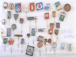 72db-os vegyes külföldi jelvény tétel, érdekesebb darabokkal, közte csehszlovák, mongol, román darab...