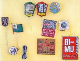 38db-os vegyes külföldi, nagyrészt utazással kapcsolatos jelvény és kitűző tétel, közte "Čedok" utazásszervező cég, "Königsten" címeres kitűző, "Juventur" (2xklf) T:2,2- 38pcs of various, mainly travel themed badges and pins, inculding "Čedok" travel agency, "Königsten" pin with coat of arms, "Juventur" (2xdiff) C:XF,VF