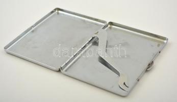Ezüstszínű cigarettatárca, jó állapotban, 10x8 cm