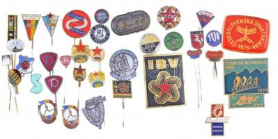 81db-os vegyes, nagyrészt külföldi jelvény és kitűző tétel, közte sport és verseny tematikájúak: &qu...