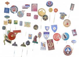 81db-os vegyes, nagyrészt külföldi jelvény és kitűző tétel, közte sport és verseny tematikájúak: &qu...