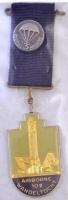 Hollandia DN "Ejtőernyős Menet" zománcozott fém jelvény mellszalagon; a menetet az arnhemi csata emlékére tartják T:1- Netherlands ND "Airborne March" enamelled metal decoration with ribbon; the march is a commemorative event in remembrance of the Battle of Arnhem C:AU