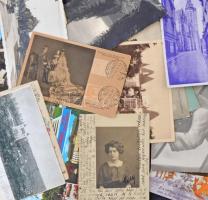 180 db főleg MODERN városképes és motívumlap, közte 10 db 1940 előtti képeslap / 180 mostly MODERN town-view and motive cards, among them 10 pre-1940 postcards