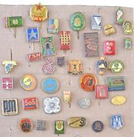 82db-os vegyes jelvény és kitűző tétel, közte "Hellas", "Limanowa", "Mincovňa Kremnica", "Lea & Perrins", "Planica", "Ludowe Wotsko Polskie" T:2,2- néhány tű nélkül 82pcs of various badges and pins, including "Hellas", "Limanowa", "Mincovňa Kremnica", "Lea & Perrins", "Planica", "Ludowe Wotsko Polskie" C:XF,VF some without needle