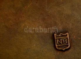 Díszes réz fali dísztál, jelzett (NB), d: 21 cm