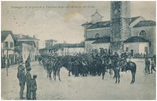 1915 Turriaco, Passaggio di prigionieri a Turriaco dopo un'offensiva nel Carso / Az olasz hadsereg lovaskatonái által fogságba ejtett K.u.K. katonák, hadifoglyok Turriacoban / WWI troopers of the cavalry regiments of the Italian Army with Austro-Hungarian prisoners after an offensive, POW  (EK)