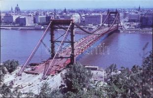 cca 1964 Budapest, az épülő Erzsébet híd, 1 db vintage színes dia (6x9 cm) és 1 db vintage fotó, 13x18 cm