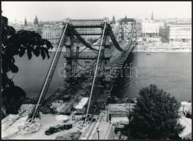 cca 1964 Budapest, az épülő Erzsébet híd, 1 db vintage színes dia (6x9 cm) és 1 db vintage fotó, 13x...