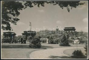 cca 1938 Budapest, 5-ös autóbusz a Lánchíd pesti hídfőjénél, 11,5x17 cm